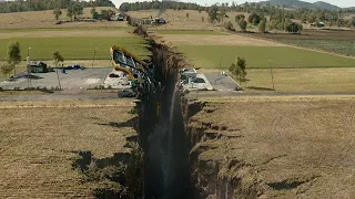 زلزال قوي يحدث بالمدينة يفتح الارض ويبلع الناس | San Andreas