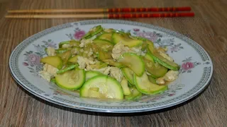 Кабачки жареные с яйцом (西葫芦炒鸡蛋, Xīhúlu chǎo jīdàn). Китайская кухня.