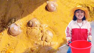 [ENG SUB] Xiao Zhang hit the beach  found cat's eyes & big eels in sand  made a fortune!