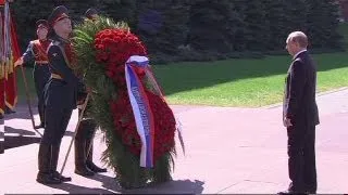 Putin lays wreath on Victory Day