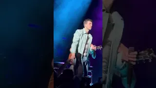 Sebastián yatra Cantando Básicamente  y Dos oruguitas Ayer en Boston Estados Unidos