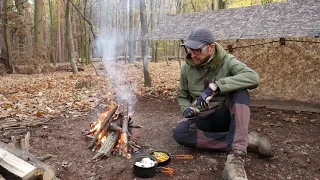 Gotowanie w terenie i mroźna noc w lesie.