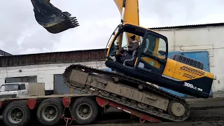 ЗАЕЗД НА ТРАЛ ЭКСКАВАТОР HYUNDAI 300LR-9S Loading a new Hyundai 300 excavator onto a trawl