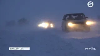 "Люди кидали автівки та йшли пішки": Україну накрили сильні снігопади