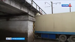 В Котельниче грузовик застрял под железнодорожным мостом (ГТРК Вятка)