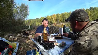 ЖИЗНЬ В ТАЙГЕ! НАКОПАЛИ СТРАШНУЮ НАЖИВКУ ВОЛОДЯ ЛОВИТ СТЕРЛЯДЕЙ  ЖАРЕНЫЙ НАЛИМ НА УЖИН, ТАКИЕ ДЕЛА