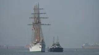 Un enorme velero escuela rompe la rutina en el Canal de Panamá | AFP