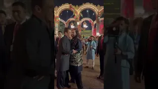 Salman Khan HUGS Anant Ambani & bursts into laughter at pre-wedding bash in Jamnagar 😎 #shorts