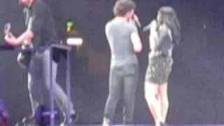 DEMI LOVATO SINGS IN JONAS BROTHERS CONCERT 2009 IN TORONTO