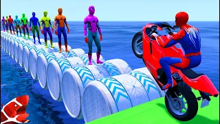 الأبطال الخارقين على دراجة نارية - Superheroes on a motorcycle against spiders with sharks GTAV