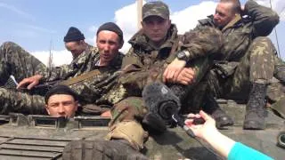 16 апреля 2014. Украинский солдат отвечает на вопросы журналистов