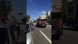Chegada do corpo de bombeiros ao protesto no Recife