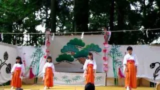 Japanese shrine maidens dancing1/2