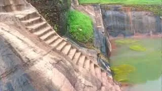 Нераскрытая тайна древности: загадочный гранитный бассейн на вершине Сигирии, Шри-Ланка.