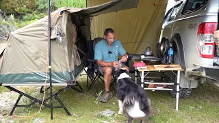 Bilcamping på ett berg - tält och lastbilsmarkis