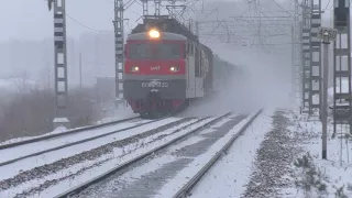 ГРУЗОВЫЕ ПОЕЗДА НА СКОРОСТИ ПО ТРАНССИБУ СО СНЕГОМ