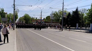 Курсанты СВКИ войск национальной гвардии проходят торжественным маршем по ул. Московская