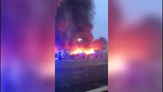Il video dell'incendio in un'autorimessa in via Chiesa Rossa, a Milano