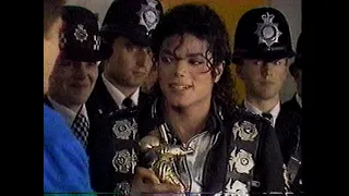 9-7-88 Peter Gabriel presents Michael Jackson an award