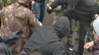 У Харкові біля прокуратури побилися активісти