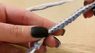 Двухцветный шнурок крючком