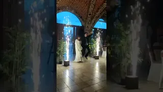 Entrada novios a banquete con fuego Frio Discomovillafiesta.es