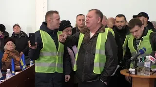 «Жовті жилети» впродовж півгодини виступали та лаяли депутатів Житомирської міської ради