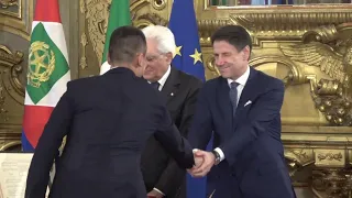 Conte bis, Di Maio giura come ministro degli Esteri: l'occhiolino del premier