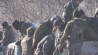 Raw: Ukraine Troops Withdraw From Town