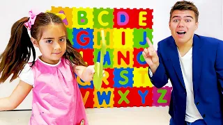 Mia lernt spielerisch das Alphabet, Farben und Buchstaben🤩 Pädagogisches Kindervideo