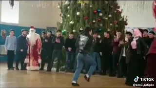 Ингуш танцует лезгинку