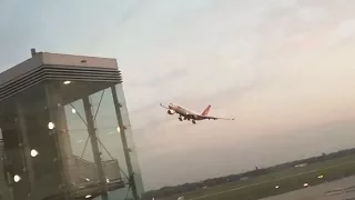 Passengers scream in terror as pilot performs incredibly low stunt when Air Berlin flight lands for