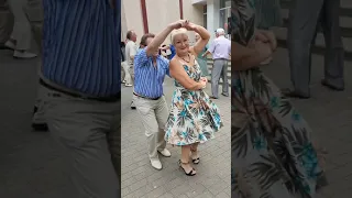 8.07.23г...НА СЕНОВАЛЕ "...💃🕺👍👍👍...танцуют... ОЛЕГ с КАТЕЙ...в Гомельском парке на танцполе...