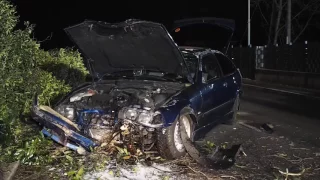 Spektakulärer Verkehrsunfall! PKW landet direkt vor Wohnhaus!