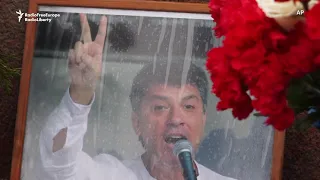 Russians Pay Tribute To Nemtsov Outside Kremlin