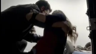 Klaus salva Caroline e depois ela bate nele