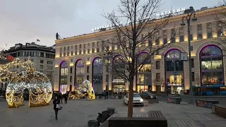 Москва. ЦДМ. Центральный детский магазин. Вечерняя подсветка. Февраль 2022 года.