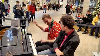 2 Piano Guys have Fun in Shopping Mall with "Rockin´ around the Christmas Tree"