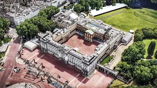 FLYING OVER the Buckingham Palace, London United Kingdom - Virtual Reality Flight