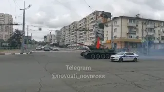 Т-34 рассекает на собственном ходу по проспекту Ленина Новороссийска