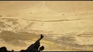 Иракский пулеметчик расстреливает машину террористов из вертолета Ми-171 в пустыне провинции Анбар