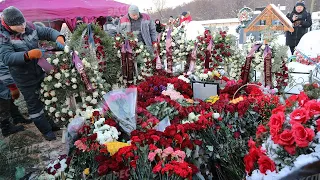 Могила Грачевского утопала в цветах! Охапки роз, сразу после похорон! Просто ужасно