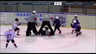 Во время матча между 9-летними хоккеистами из Мамадыша и Глазова произошла массовая драка