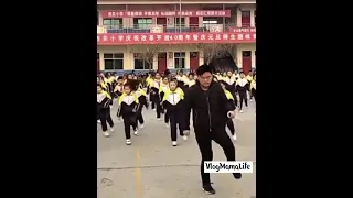Директор начальной школы в Китае Чжан танцует с детьми на переменах🕺🏻🕺🕺#shorts