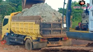 MOBIL TRUK AMBLAS SAAT MUAT BATU CADAS PEMBUKAAN PERUMAHAN BARU