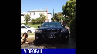 CHICA BIKINI - LIMPIANDO EL COCHE