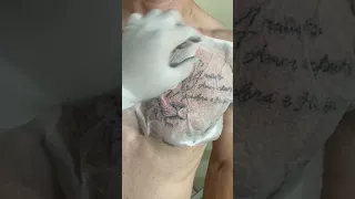 Tatuagem masculina no peito.