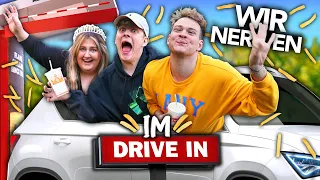 WIR NERVEN DRIVE IN MITARBEITER FÜR 1 TAG mit Twenty4Tim & Selfiesandra | Joey's Jungle