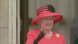 "GOD SAVE THE QUEEN"  "DIOS SALVE A LA REINA". SUBTÍTULOS: INGLÉS (INCLUIDO), Y ESPAÑOL (AGREGADO).