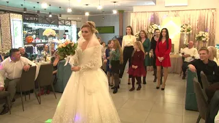 Невеста бросает букет